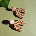 Boucles oreilles léopard rose
