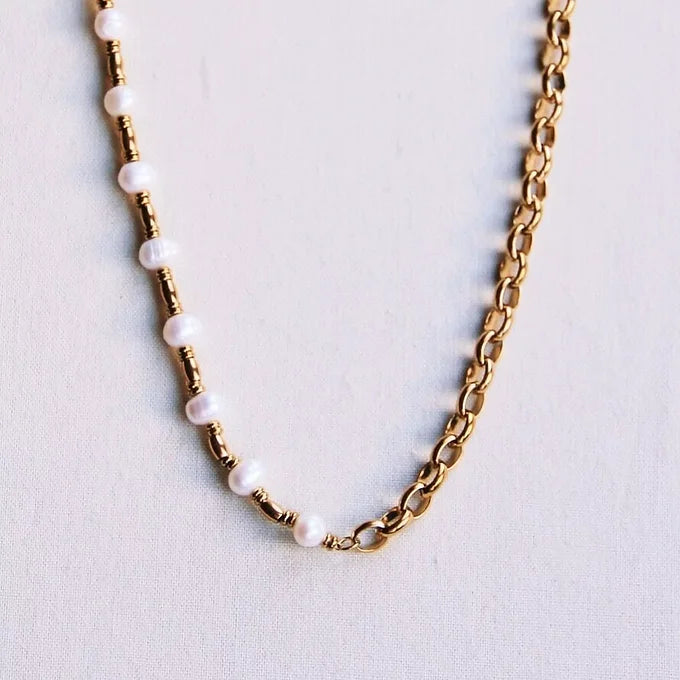Collier or et perles blanches