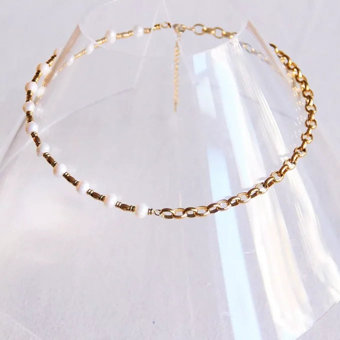 Collier or et perles blanches
